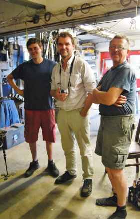 Jag flankeras av Franz Zschornack och hans far i verkstaden i Chrósćicy (Crostwitz).